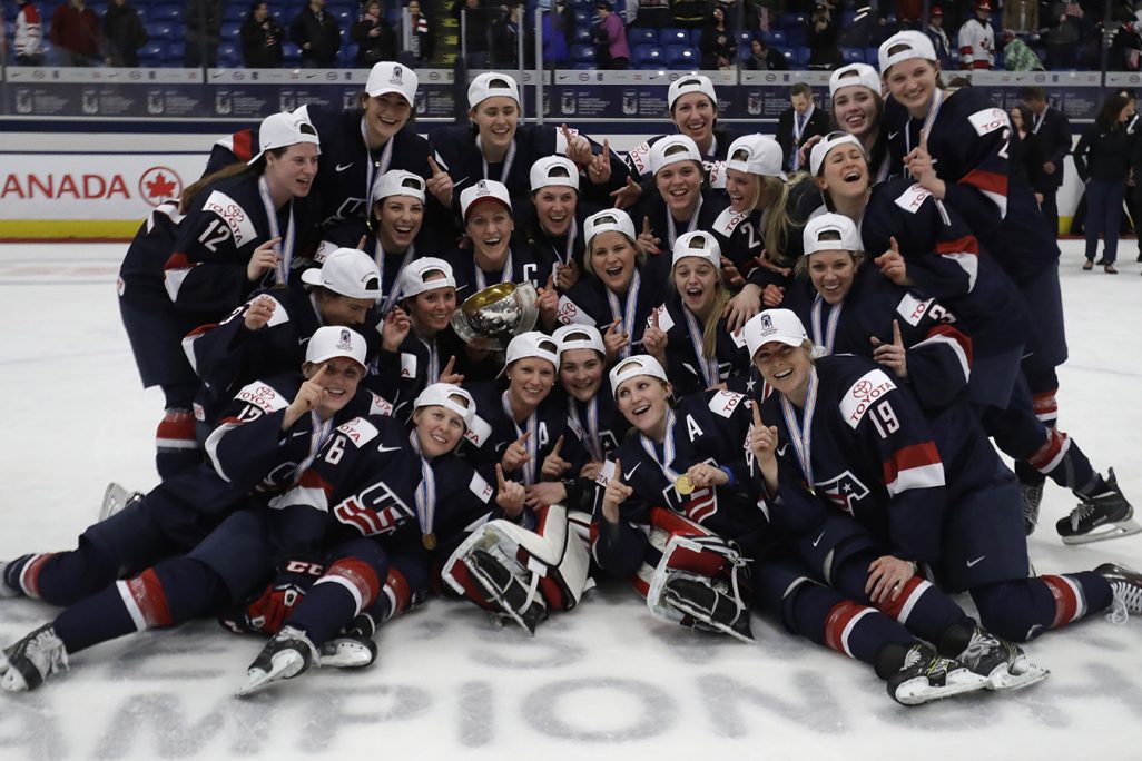 נבחרת ארה"ב להוקי לאחר שניצחה באליפות העולם באפריל 2017 (צילום: אי.פי)