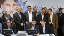 נשיא איראן לשעבר מחמוד אחמדינג'אד חותם על טופסי הריצה לנשיאות איראן אצל שר הפנים האירני (צילום: AP Photo/Ebrahim Noroozi).