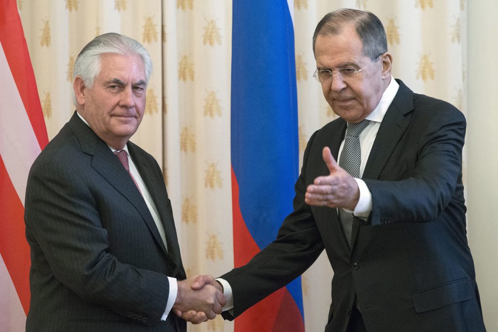 מזכיר המדינה רקס טילרסון ושר החוץ הרוסי סרגיי לברוב בפגישה ברוסיה 12.4.17 (צילום: AP Photo/Alexander Zemlianichenko).