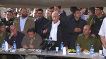 ראש הממשלה אריאל שרון נושא דברים בפני חיילי צה"ל הפועלים במסגרת מבצע "חומת מגן" בגזרת ג'נין. מימין לשמאל - הרמטכ"ל רב אלוף שאול מופז, ראש הממשלה אריאל שרון, שר הביטחון בנימין בן אליעזר, שר המדע והתרבות מתן וילנאי ומאחורים השר בלי תיק אפי איתם. (צילום: משה מילנר/ לע"מ).
