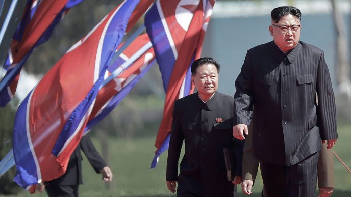 מנהיג קוריאה הצפונית קים גו'נג און בטקס חנוכת איזור דירות יוקרה בפיונגיאנג 13.4.17 (צילום: AP Photo/Wong Maye-E).