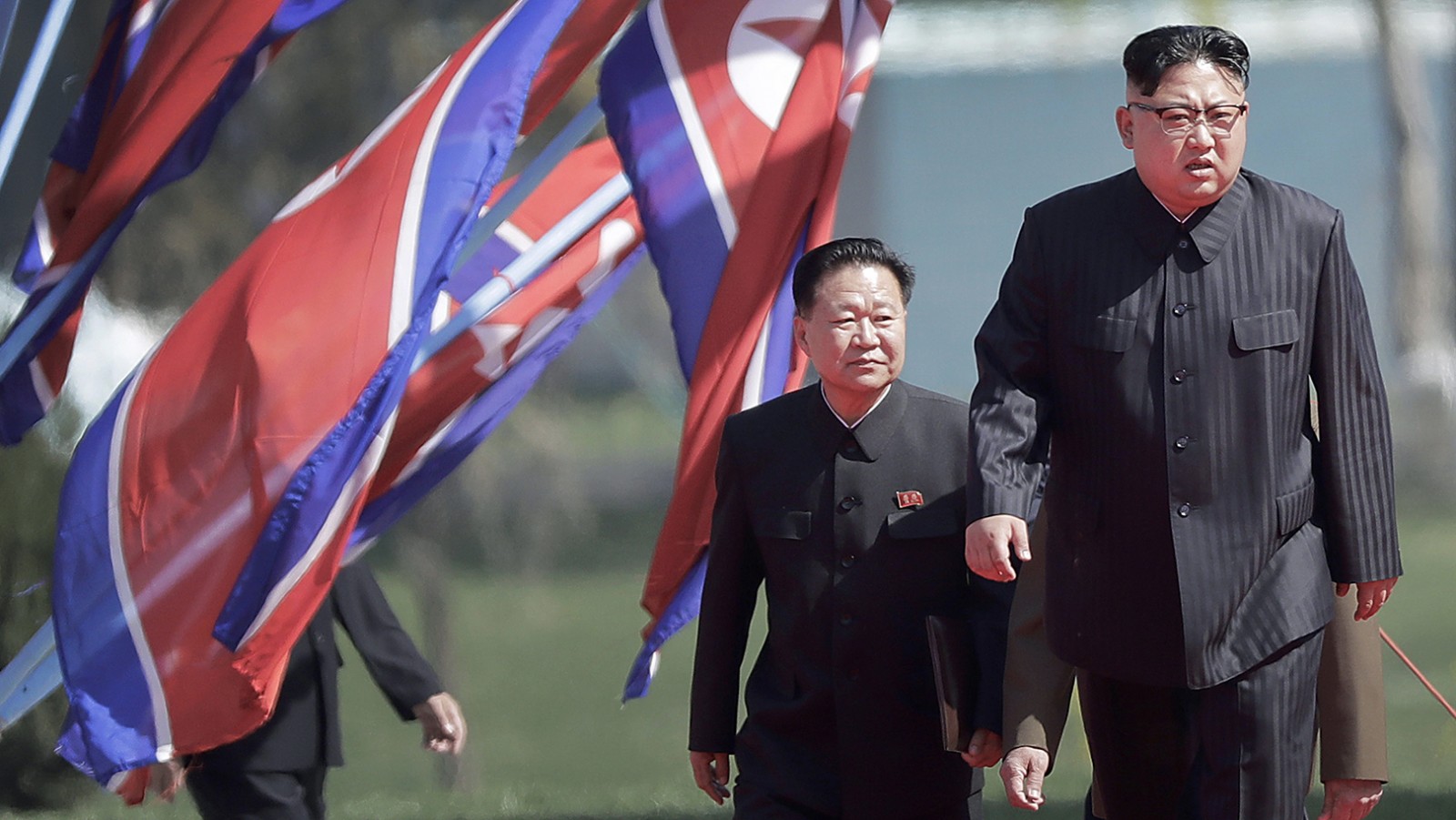 מנהיג קוריאה הצפונית קים גו'נג און בטקס חנוכת איזור דירות יוקרה בפיונגיאנג 13.4.17 (צילום: AP Photo/Wong Maye-E).