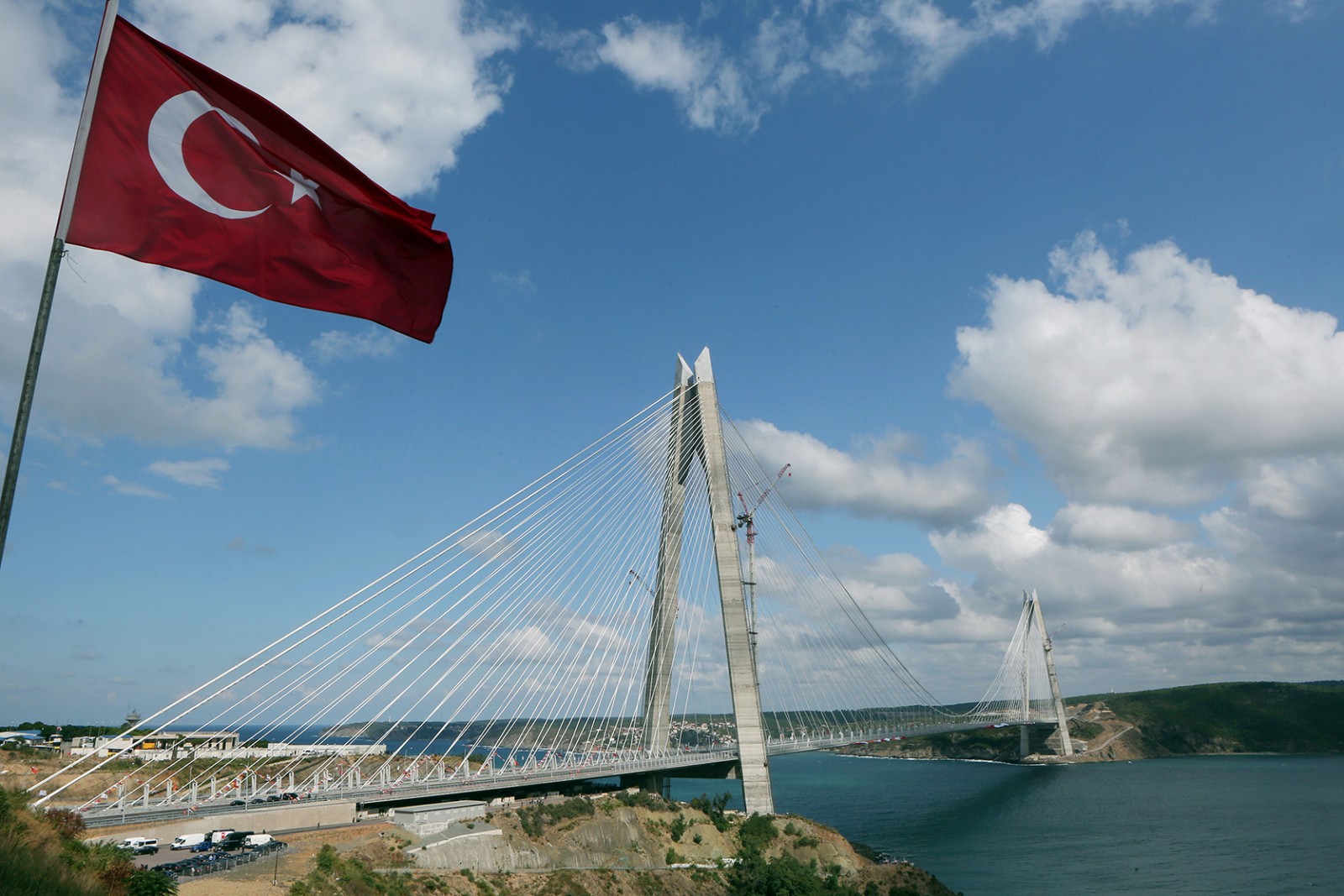 גשר סולטן סלים האכזר, הגשר השלישי שנבנה מעל הבוספורוס ונקרא על שם המנהיג העות'מאני שהחל את התפשטות האימפריה לכיוון אירופה, שעות ספורות לפני חנוכתו, אוגוסט 2016. (צילום: Tolga Adanali, Depo Photos via AP).
