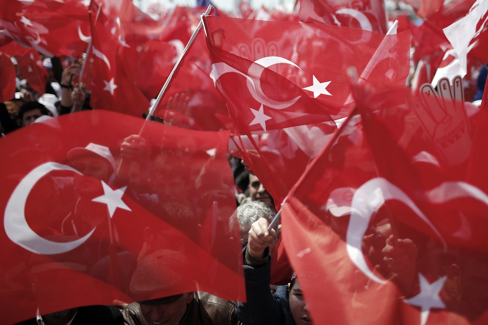 תומכי ארדואן מנופפים בדגלי טורקיה בעצרת תמיכה במשאל העם. איסטנבול, אפריל 2017. (צילום: AP Photo/Emrah Gurel).