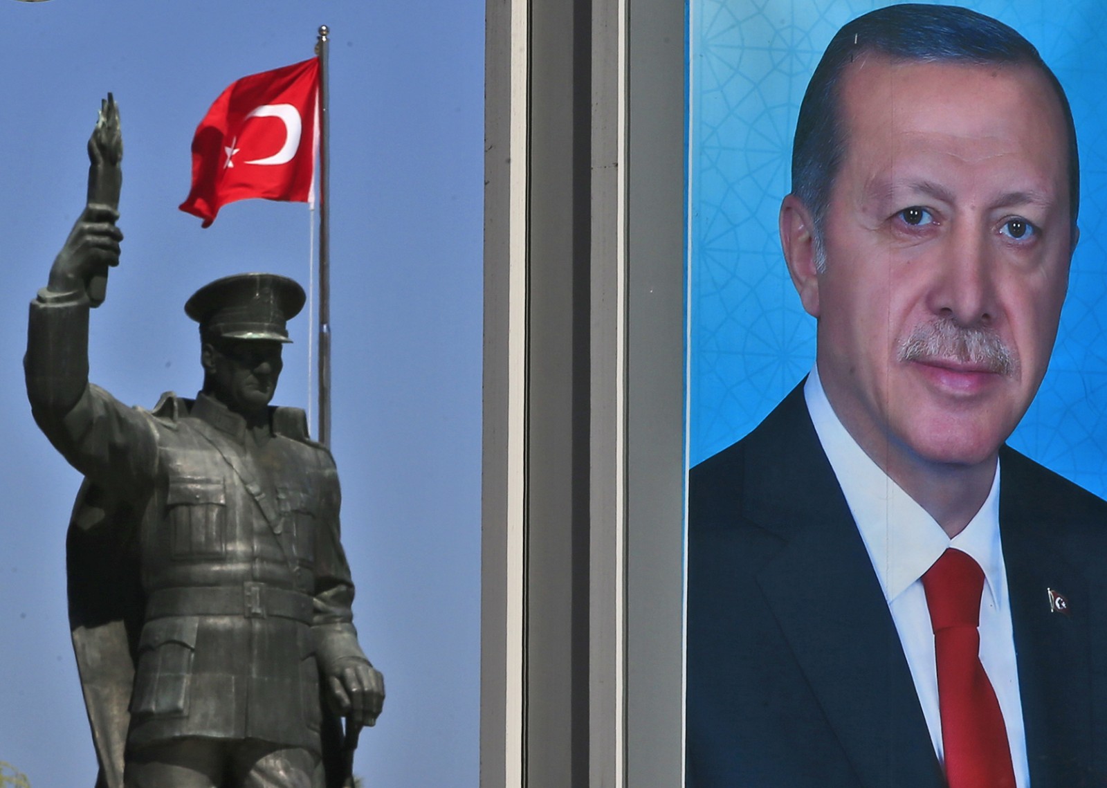 כרזת תמיכה בארדואן לקראת משאל העם, על רקע פסל של מייסד הרפובליקה הטורקית מוסטפה כמאל אטאטורק, אפריל 2017. (צילום: AP Photo/Lefteris Pitarakis).