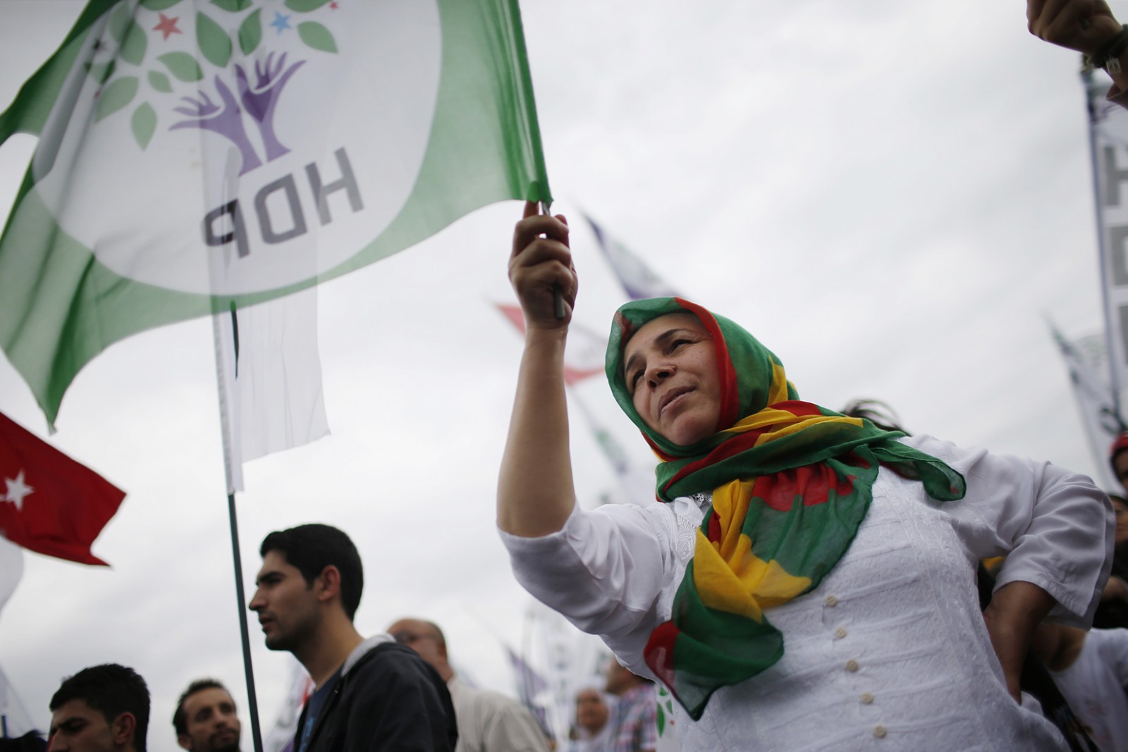 עצרת של תומכי &quot;מפלגת העמים הדמוקרטית&quot; (HDP) לקראת הבחירות שנערכו ביוני 2015. (צילום: AP Photo/Emrah Gurel).