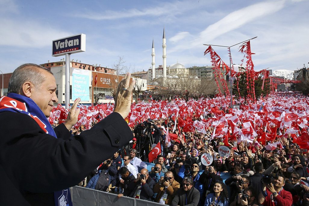 נשיא טורקיה, רג'פ טאיפ ארדואן, בעצרת תומכים לקראת משאל העם, אפריל 2017. (צילום: Kayhan Ozer/Presidential Press Service, Pool Photo via AP).