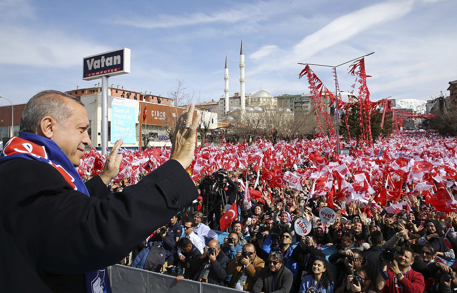 נשיא טורקיה, רג'פ טאיפ ארדואן, בעצרת תומכים לקראת משאל העם, אפריל 2017. (צילום: Kayhan Ozer/Presidential Press Service, Pool Photo via AP).