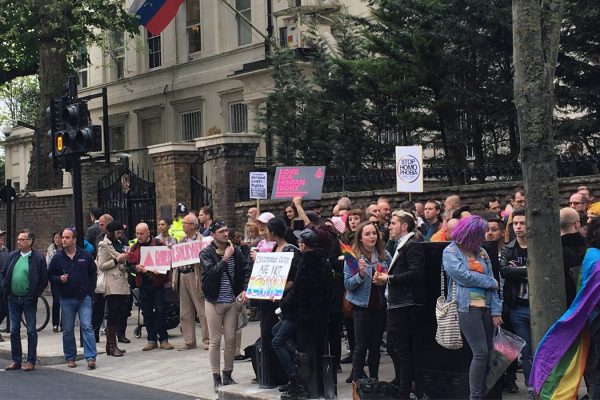 הפגנות מול שגרירות רוסיה בלונדון של פעילים להט"בים אל מול הידיעות על ריכוז להט"בים בצ'צ'ניה (צילום: Thomas Hornall/PA via AP)