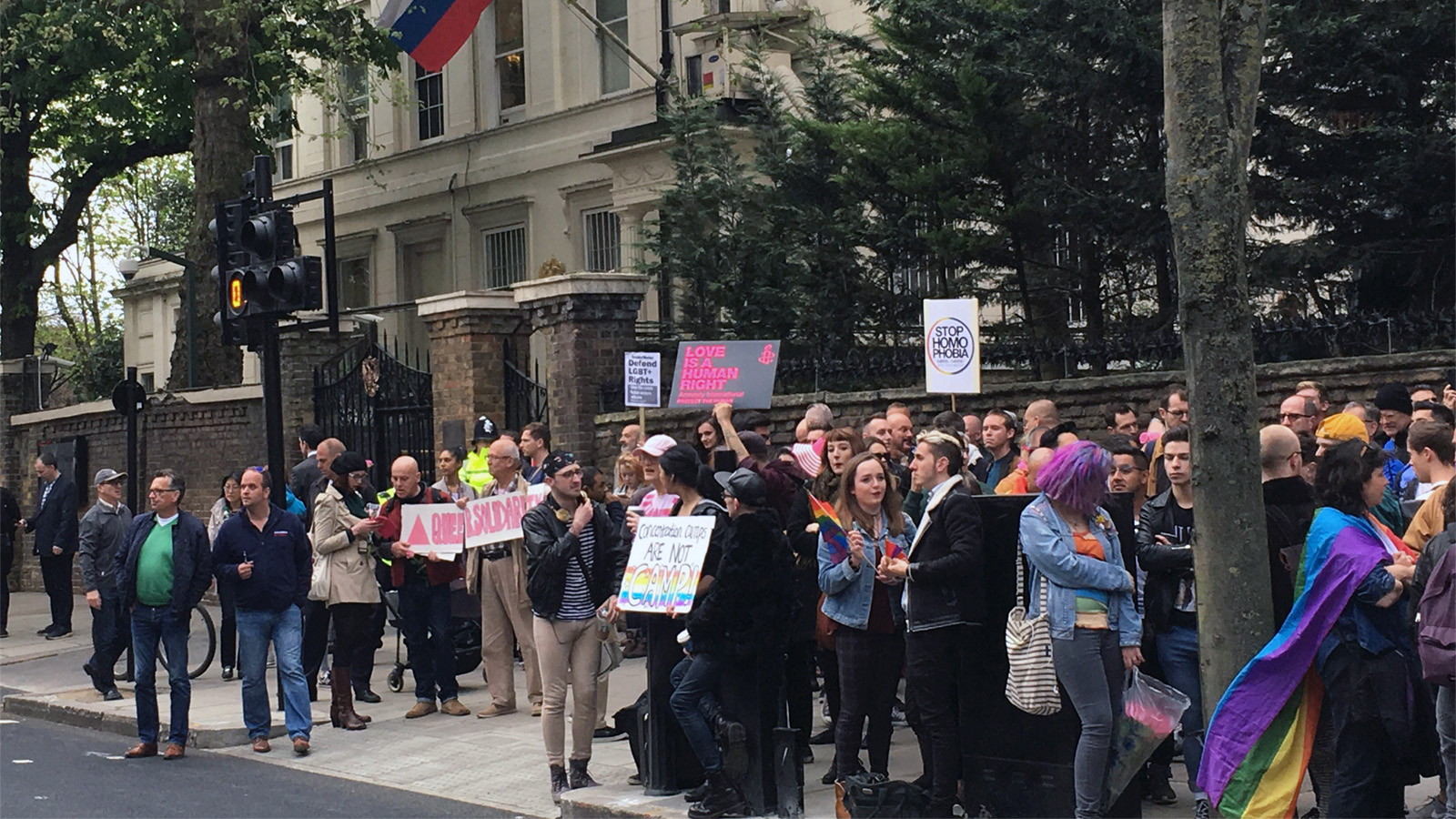 הפגנות מול שגרירות רוסיה בלונדון של פעילים להט&quot;בים אל מול הידיעות על ריכוז להט&quot;בים בצ'צ'ניה (צילום: Thomas Hornall/PA via AP)