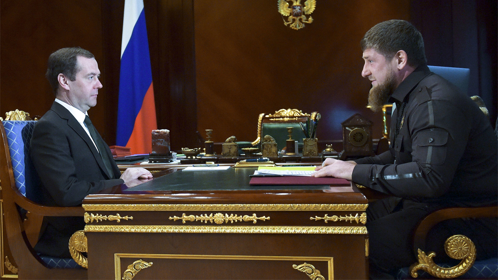 ראש ממשלת רוסיה, דמיטרי מדבדב, בפגישה עם רמזן קאדירוב, המהניג הצ'צ'ני (צילום ארכיון: Alexander Astafyev, Sputnik, Government Pool Photo via AP)