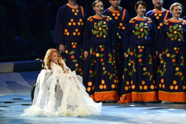 נציגת רוסיה לאירוויזיון יוליה סמילוב בהופעה (צילום ארכיון: AP Photo/Ekaterina Lyzlova, File).