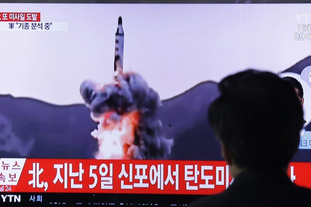 אדם מתבונן בשידור שיגור הטיל של צפון קוריאה שהתפוצץ באמצע השיגור (צילום: AP Photo/Ahn Young-joon).
