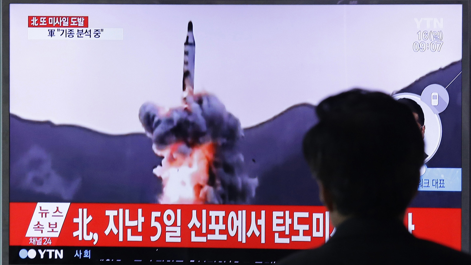 אדם מתבונן בשידור שיגור הטיל של צפון קוריאה שהתפוצץ באמצע השיגור (צילום: AP Photo/Ahn Young-joon).