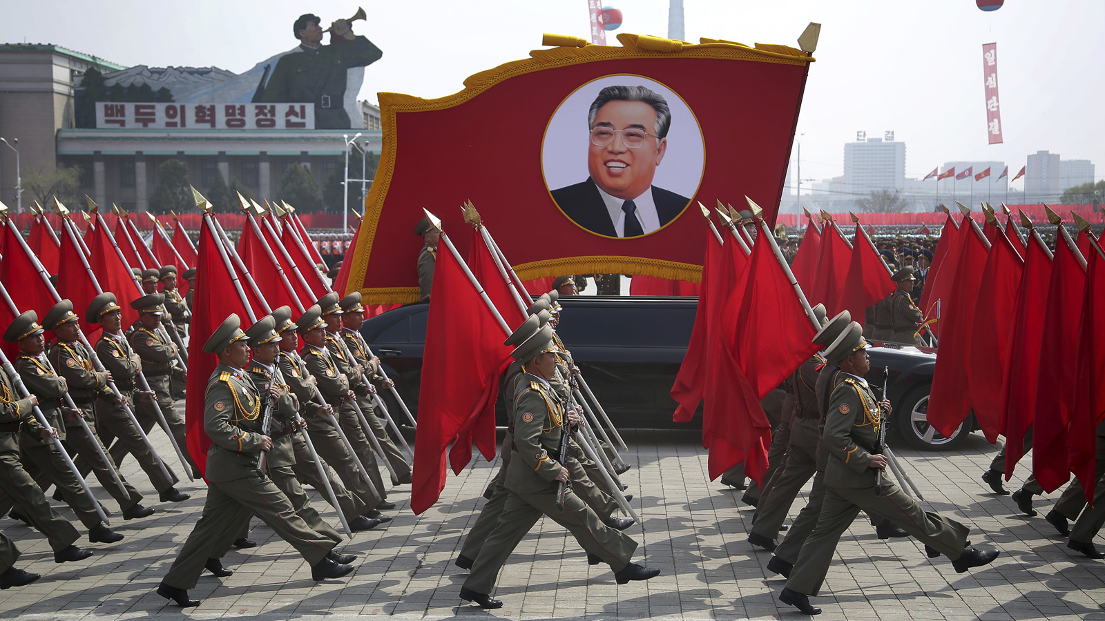 צעדה לציון יום הולדתו ה105 של מייסד קוריאה הצפונית, סינג קום איל (AP Photo/Wong Maye-E)