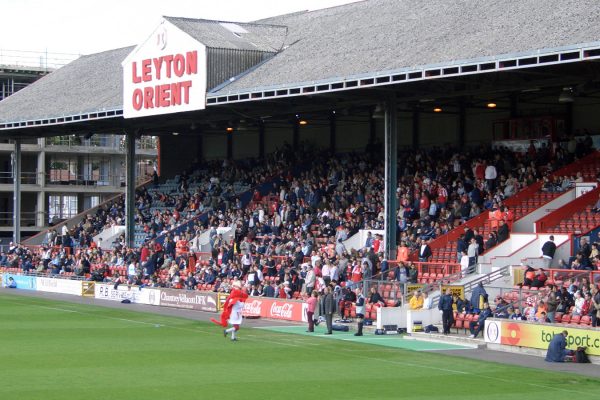 לייטון אוריינט (צילום: East Stand at Leyton Orient/ wikimedia).