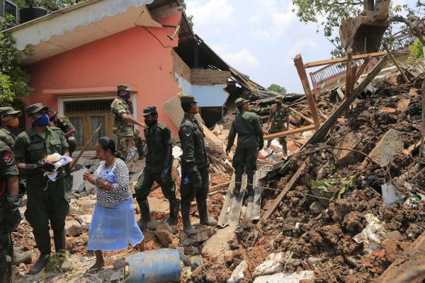 כוחות הביטחון עוזרים בפינוי פסולת מבית שנקבר לאחר התמוטטות הר הזבל בסרי לנקרה (צילום: AP Photo/Eranga Jayawardena).