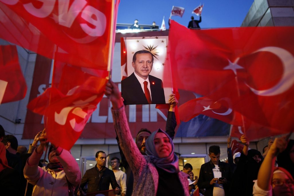 תומכי מפלגת החירות ווהצדק חוגגגים ברחובות עם דגלי טורקייה ופוסטרים של ארדואן לאחר הניצחון במשאל העם (צילום: AP Photo/Emrah Gurel).