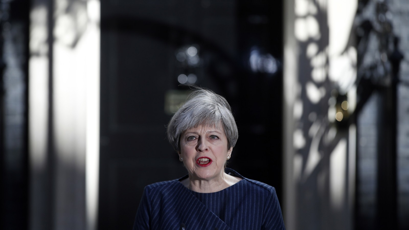 ראשת ממשלת בריטניה, תרזה מיי, מחוץ למעון הרשמי בדאונינג 10, ב-18 באפריל 2017. מיי הכריזה על הקדמת הבחירות הכלליות בממלכה ל-8 ביוני 2017. (AP Photo/Alastair Grant)