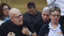 אילן שגיא, אביו השכול של סמל ארז שגיא, לצד לאה גולדין, אמו של החייל השבוי בידי חמאס הדר גולדין. נשאו דברים בפני הוועדה לענייני ביקורת המדינה. (צילום: הדס פרוש / פלאש 90).