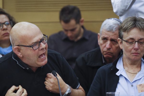 אילן שגיא, אביו השכול של סמל ארז שגיא, לצד לאה גולדין, אמו של החייל השבוי בידי חמאס הדר גולדין. נשאו דברים בפני הוועדה לענייני ביקורת המדינה. (צילום: הדס פרוש / פלאש 90).