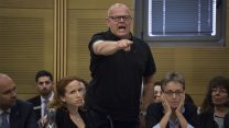 אילן שגיא, אביו השכול של סמל ארז שגיא, מדבר בפני הוועדה לענייני ביקורת המדינה. (צילום: הדס פרוש / פלאש 90).