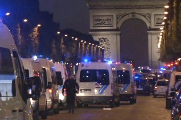 ניידות משטרה בשאנז אליזה בפריז לאחר הירי (צילום: AP Photo).