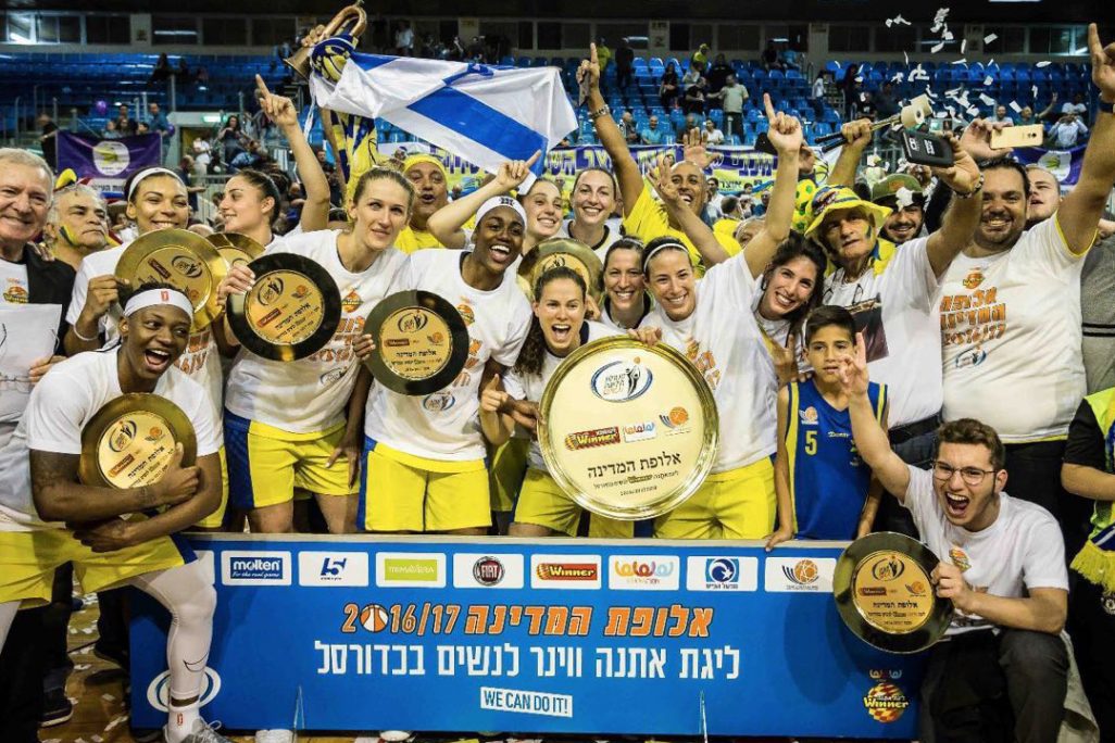מכבי אשדוד זוכה באליפות ליגת אתנה אתנה לנשים בכדורסל (צילום: עודד קרני באדיבות איגוד הכדורסל).