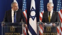 שר הביטחון אביגדור ליברמן עם מזכיר ההגנה של ארה"ב, ג'יימס מאטיס (צילום: Jonathan Ernst/Pool Photo via AP).