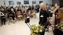 טקס יום השואה בבית אבות בתל אביב (צילום ארכיון: תומר ניוברג/ פלאש 90).
