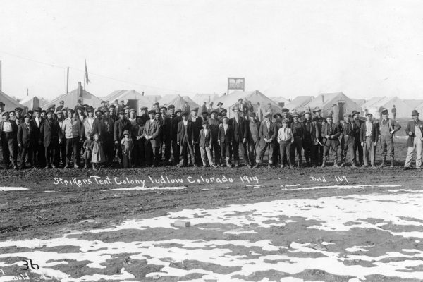 כורי הפחם במחנה האוהלים לדלאו, קולרדו, 1914 (תמונה מתוך ויקימדיה)