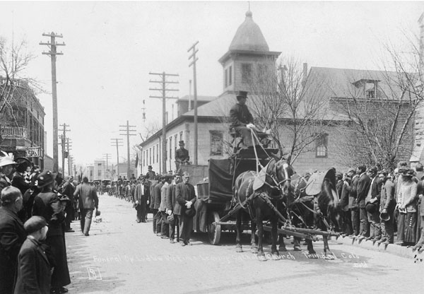 תהלוכת ארונות הקבורה של קורבנות הטבח בעיירה טרינידד קולרדו, 1914 (תמונה מתוך ויקימדיה)