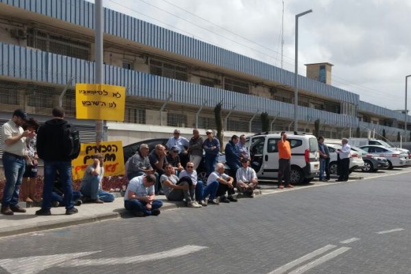 שביתת עובדי מפעל במד ול"א קרקעי (תמונה באדיבות ועד העובדים)