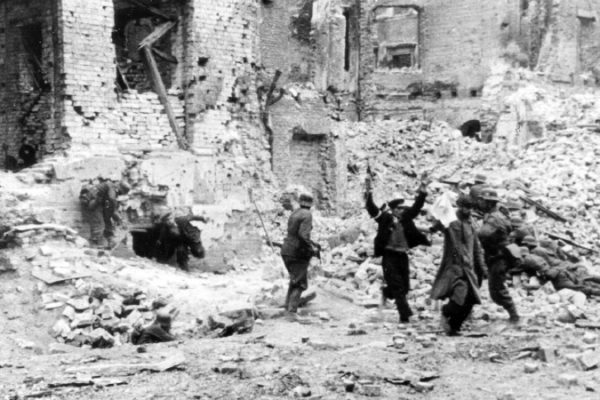 יהודים מוצאים ממרתף במרד גטו ורשה. התמונה מתוך חפציו האישיים של גנרל שטרופ שהיה אחראי לדיכוי המרד