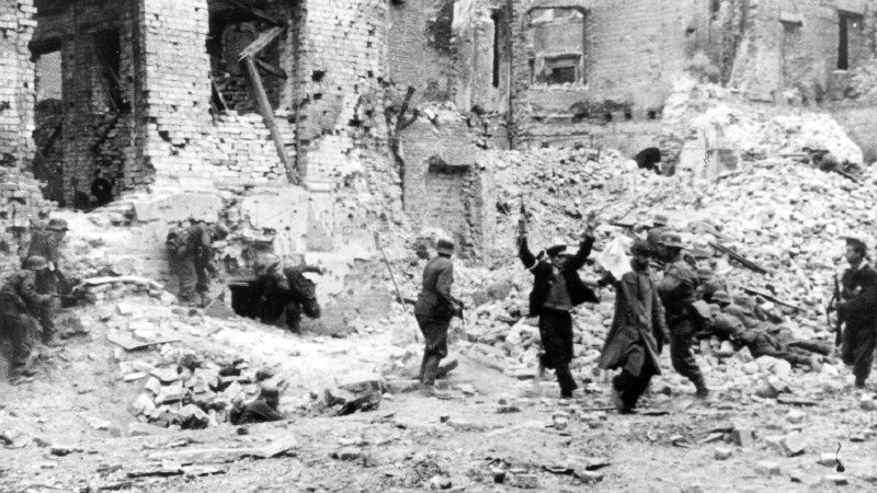 יהודים מוצאים ממרתף במרד גטו ורשה. התמונה מתוך חפציו האישיים של גנרל שטרופ שהיה אחראי לדיכוי המרד