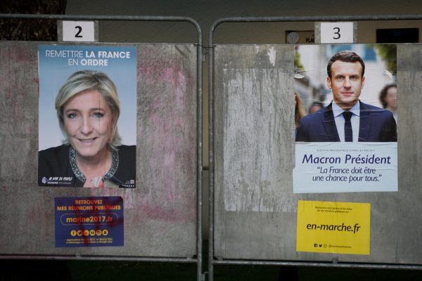 כרזות של המועמדים עמנואל מקרון ומרין לה פן מחוץ לתחנת קלפיות בצרפת (צילום ארכיון: מריון זינדל / פלאש 90).