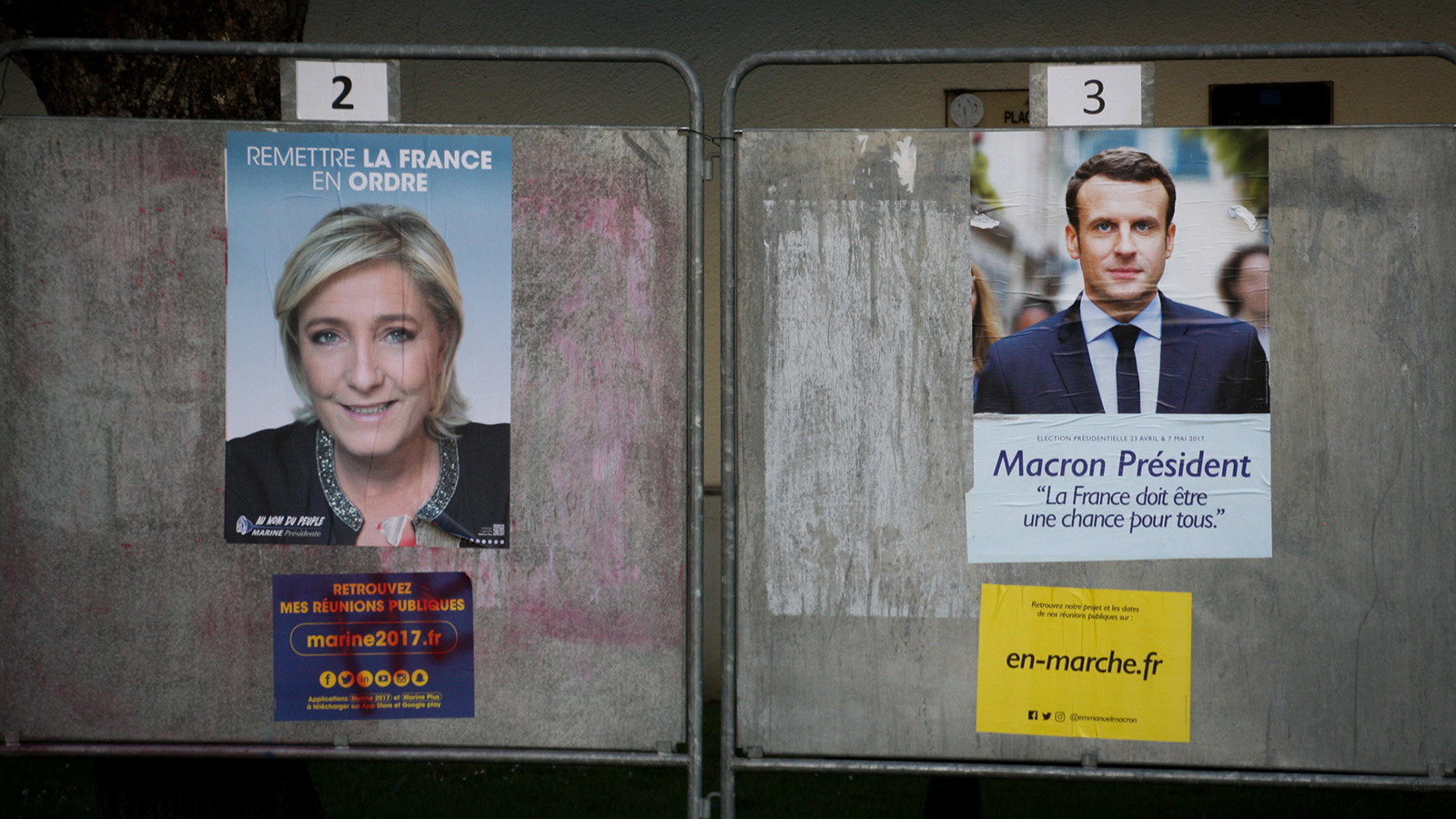 כרזות של המועמדים עמנואל מקרון ומרי לה פן מחוץ לתחנת קלפיות בצרפת (צילום: מריון זינדל / פלאש 90).