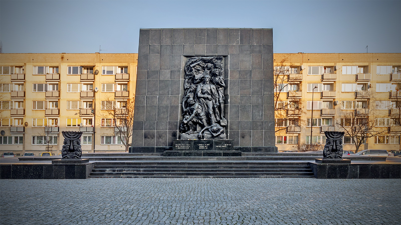 מן העבר השני &#8211; אנדרטת רפפורט לציון מרד גטו וארשה (צילום: Bennian / Shutterstock).