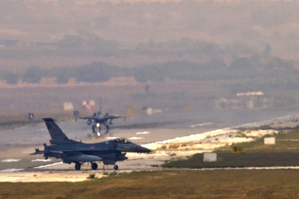 מטוסים טורקים ממריאים מבסיס צבאי (צילום ארכיון: AP Photo/Vadim Ghirda).
