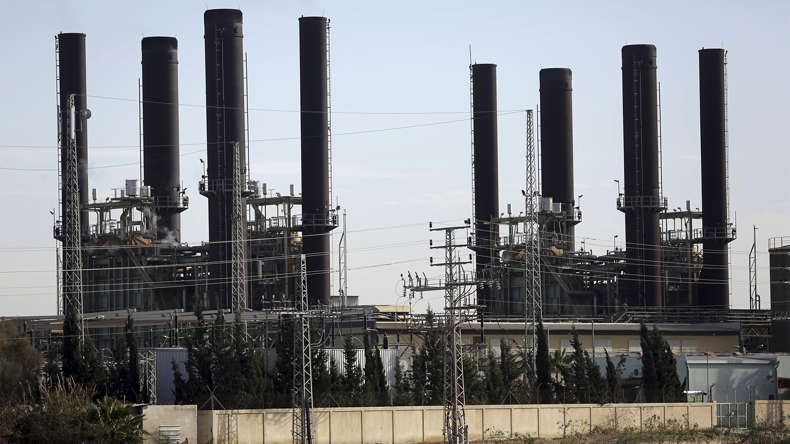תחנת הכוח בעזה (צילום: AP Photo/ Khalil Hamra).