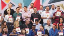 הענקת אות ההתאגדות לוועדים ותיקים, חדשים וצעירים בעצרת האחד במאי 2017 (צילום: אור זקש).