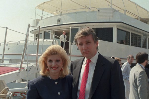 דונאלד טראמפ ורעייתו לשעבר איוונה על רקע היאכטה שלהם בשנת 1988 (AP Photo/Marty Lederhandler)