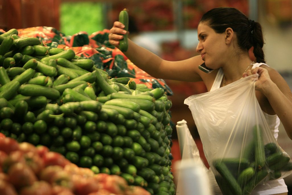 אישה קונה ירקות בסופר. למצולמת אין קשר לכתבה (צילום אילוסטרציה: נתי שוחט/ פלאש 90).
