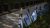 דגלים מונחים על קברים בחלקה הצבאית בהר הרצל (צילום: יונתן זינדל/ פלאש 90).