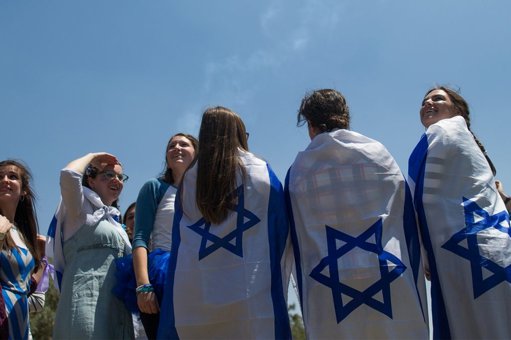 נשים עטופות בדגלי ישראל (צילום: יונתן זינדל/ פלאש 90).