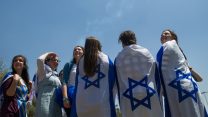 נשים עטופות בדגלי ישראל (צילום: יונתן זינדל/ פלאש 90).