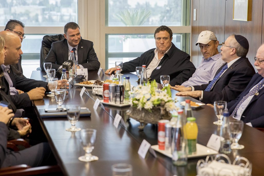מדליקי המשואות השנה בפגישה עם יו"ר הכנסת יולי אדלשטיין (צילום: יונתן זינדל/ פלאש 90).