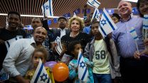 שרת הקליטה סופה לנדבר מקבלת את פניהם של עולים חדשים מהפלאשמורה באתיופיה (צילום: מרים אלטשר/ פלאש 90).