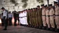 משמר הכבוד של חיילי צה"ל בטקס יום הזיכרון בכותל המערבי (צילום: הדס פרוש / פלאש 90).