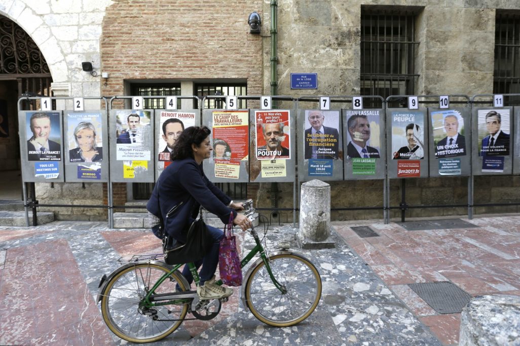 הבחירות בצרפת, שלטי הבחירות של המועמדים ברחוב (צילום: AP Photo/Claude Paris).